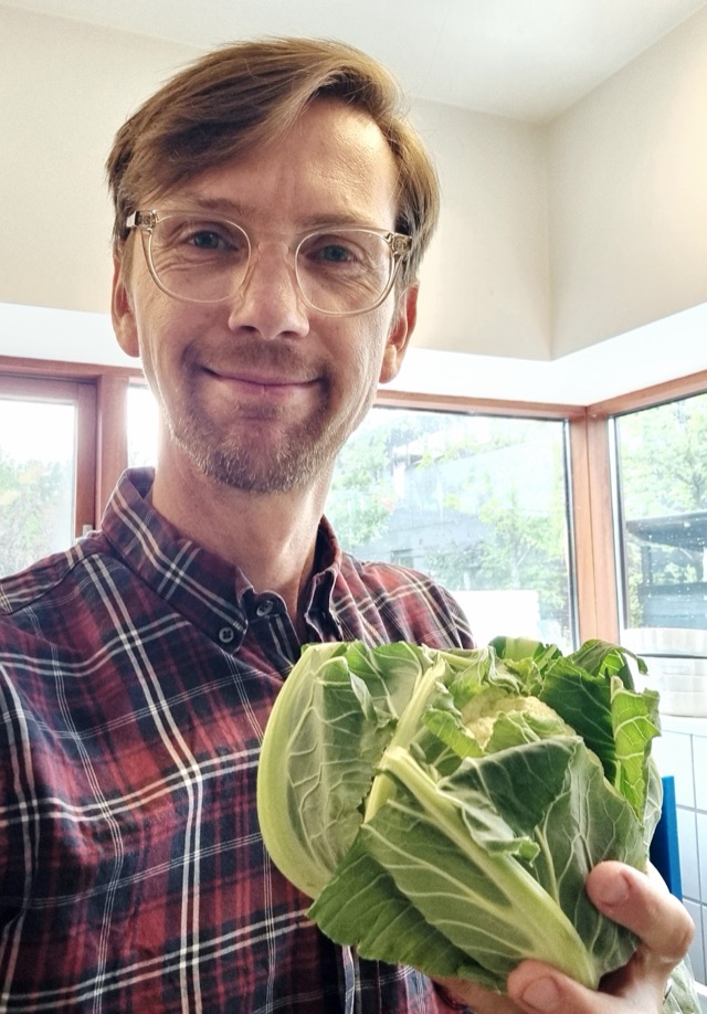 Jens Kristian Kristensen med et blomkål i køkkenet